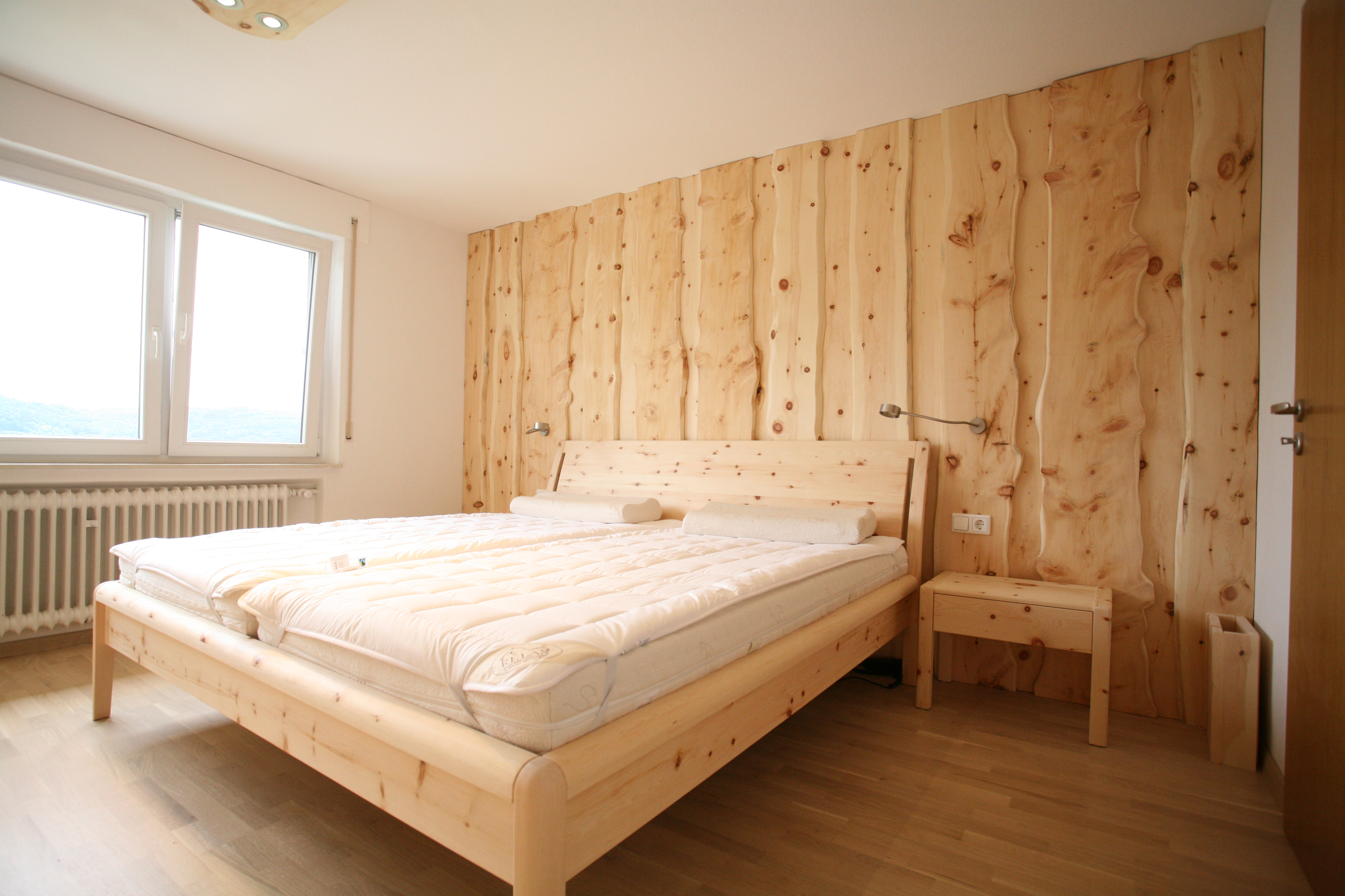 Bett, Nachtkästchen und Wandverkleidung aus Zirbenholz