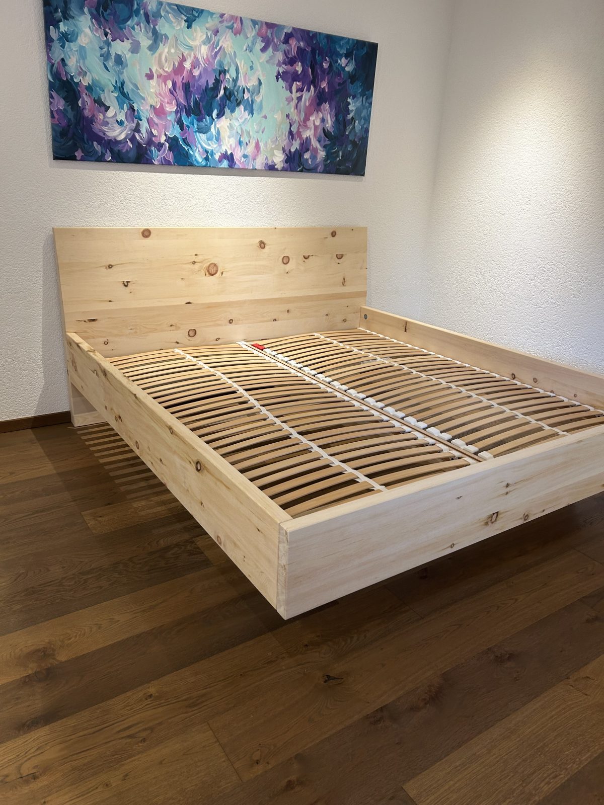 schwebendes Zirbenholz Bett
