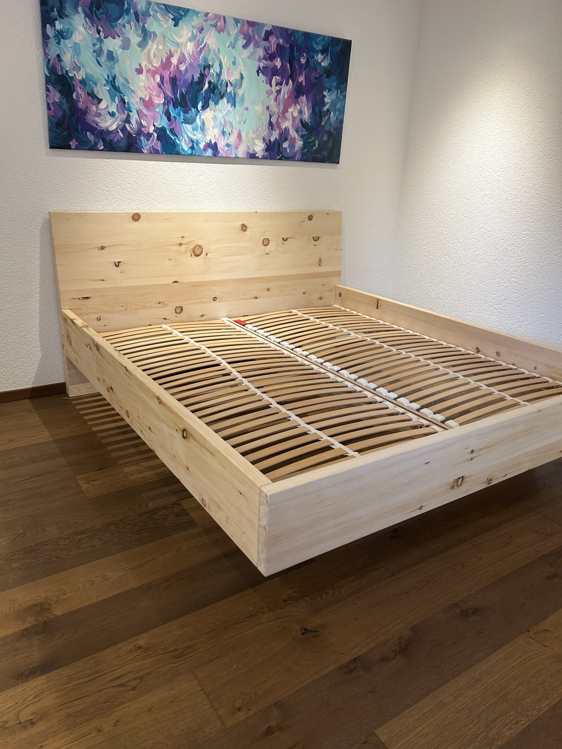 optisch schwebendes Zirbenholz Bett