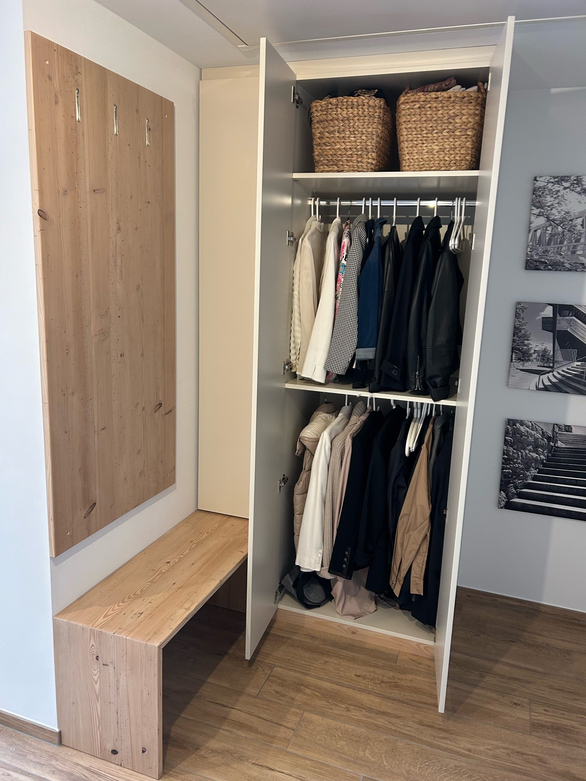 moderne Garderobe mit separatem Wäscheabwurf