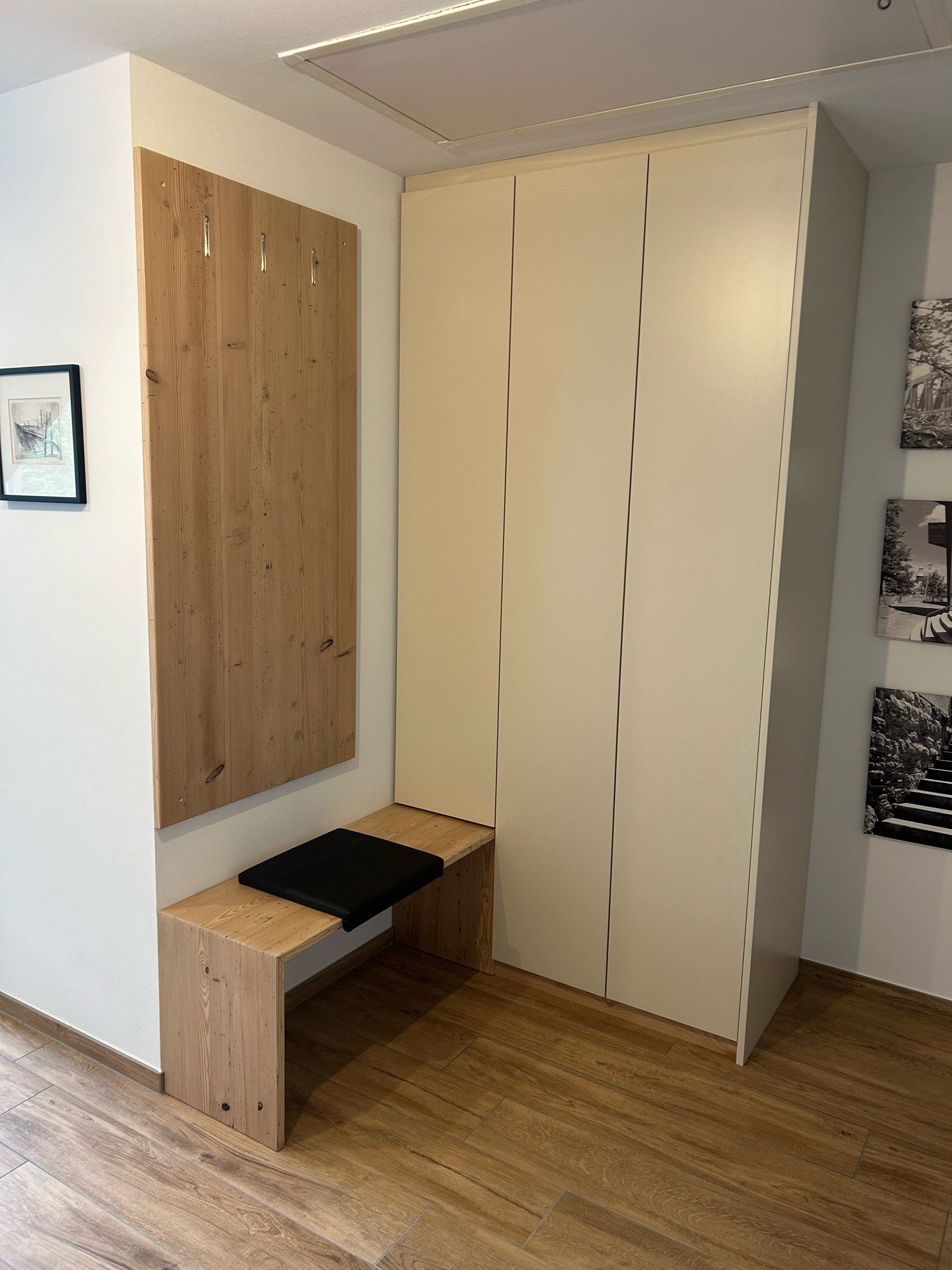 moderne Garderobe mit separatem Wäscheabwurf